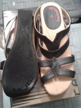 Modzori reversible black and gold sandals size 10